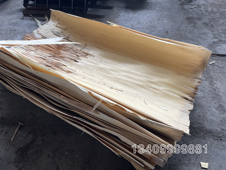 等待粉碎的木材板皮物料 等待粉碎的木材板皮物料