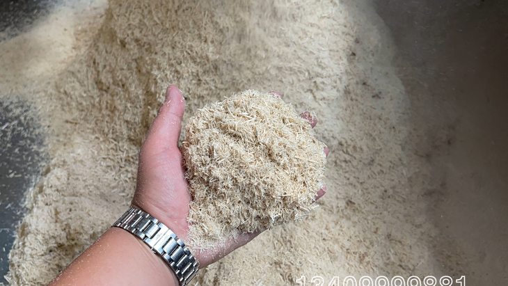 木材粉碎機粉碎后的板皮物料 木材粉碎機粉碎后的板皮物料